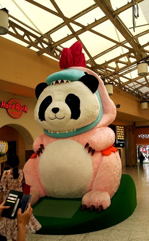 上野駅で降りると、いきなり変なパンダがいました。ニワトリ＋怪獣＋パンダ？ う～ん、わからん(笑)。