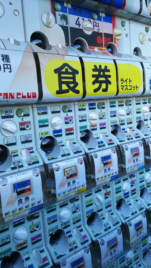 いつも上野駅の近くのおもちゃ屋さんでガチャポンを見ていきます。今回のセールは食券シリーズでした。ボタンを押すと売切れ表示が赤く光るやつです。