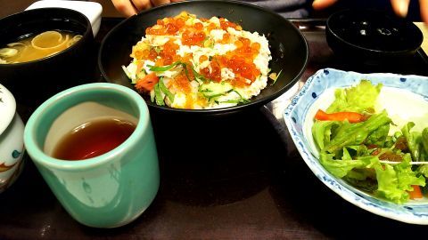 オホーツク丼　ミニサラダ・茶碗蒸しセット1480円