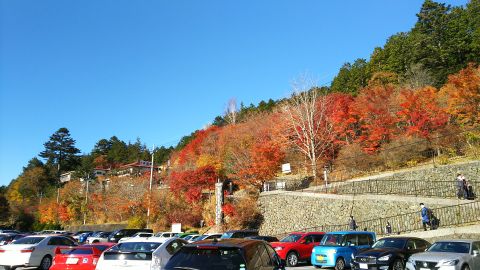 午後2時、三峯神社に到着しました。紅葉がきれい！！ ちなみに埼玉県久喜市から車で来ましたが、コンビニに寄りながらで4～5時間といったところです・・・(笑)。