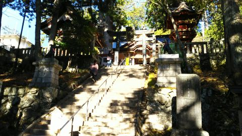 少し歩くと、右側に階段があり、三峯神社の本殿が見えます。