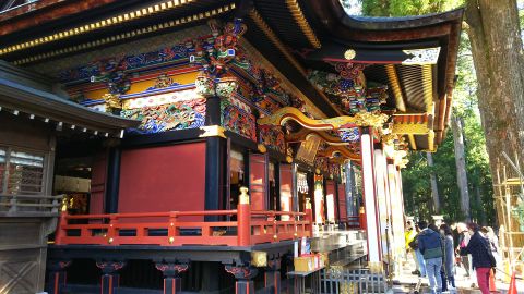 三峯神社の拝殿です。階段周辺が工事中で、参拝の列が横にのびていました。