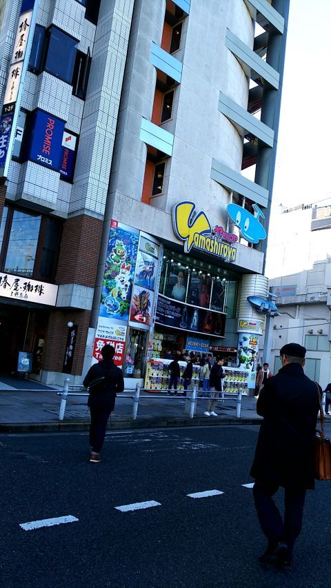 上野駅前の玩具店ヤマシロヤのガチャポンはいつも見ていきます。