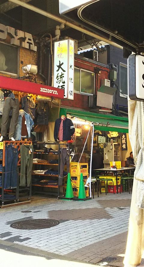 午前10時33分、上野もつ焼大統領本店のようす。この日は月曜日。さすが平日の午前中は空席が目立ちます。
