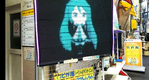 akibaLEDピカリ館の店頭に初音ミクが踊るLEDマトリクスパネルが展示されていました。