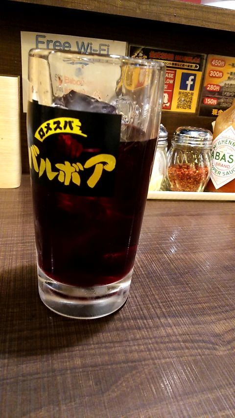 かち割りワインがジョッキでどーん。280円。