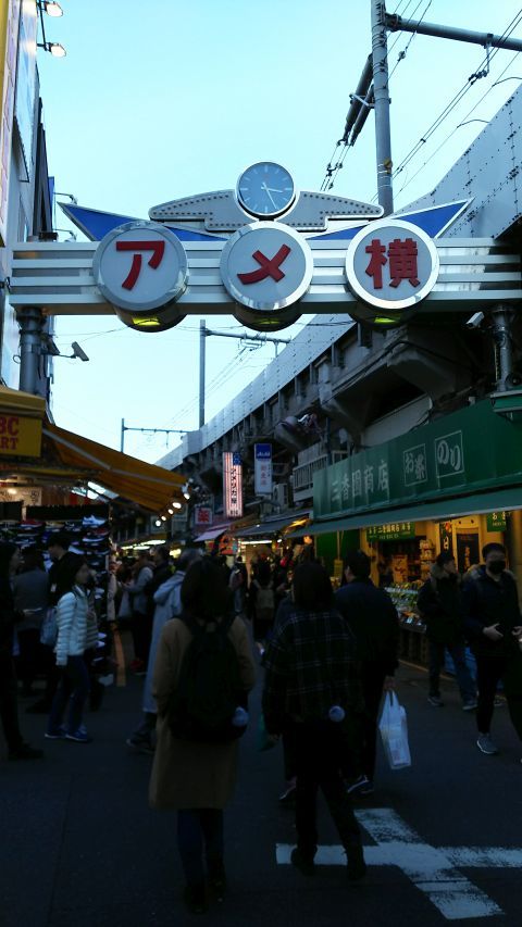 上野駅までアメ横を散策しながら行くか～と酔っぱらいがふらふら歩いていくところです。
