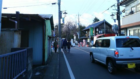 久喜市商工会鷲宮支所の駐車場から歩いて、やっと鷲宮神社の近くに来ました。けっこう歩きます。ゆっくり歩いて20分ぐらいかな？