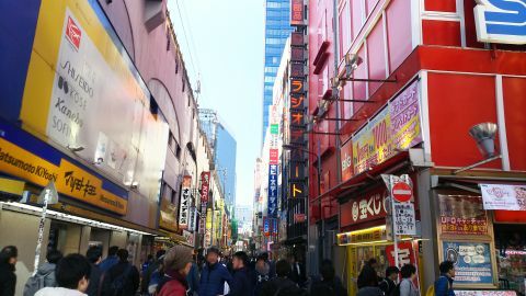 広い横断歩道を渡って、いつものように東京ラジオデパートの横を歩いていきます。