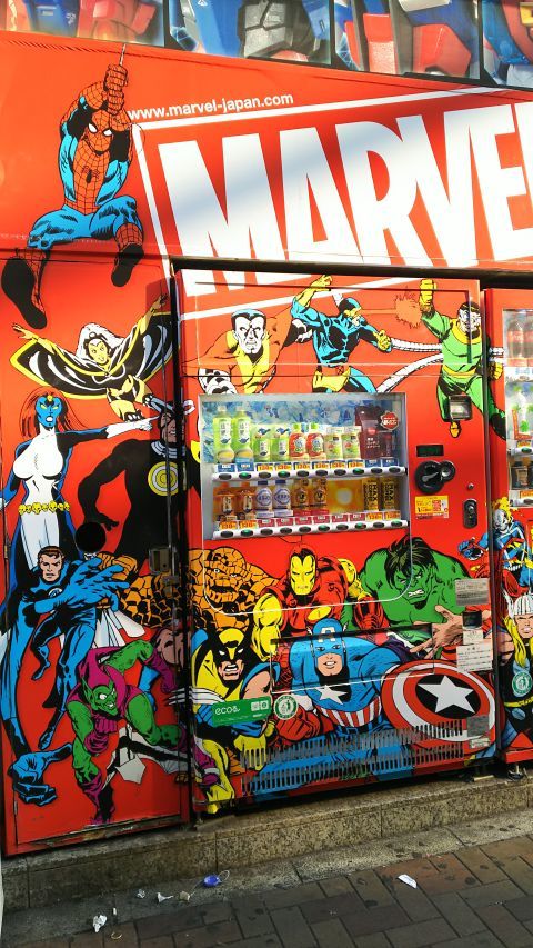玩具店ヤマシロヤの自販機はスパイダーマンほかアメリカンなマンガキャラ仕様でバエます。