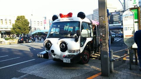 上野駅前に無料巡回バスが停まっていました。キモカワ系なパンダバスです。夢に出そうです。