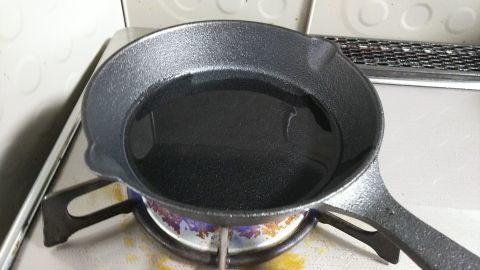 スキレットを食器用洗剤で洗って水気を拭き取り、サラダ油をひいて火にかけます。