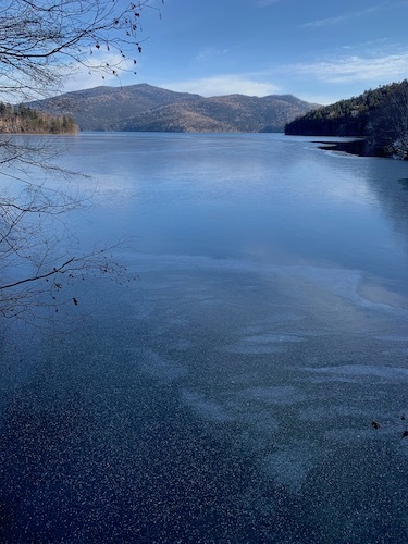 薄氷に覆われた然別湖