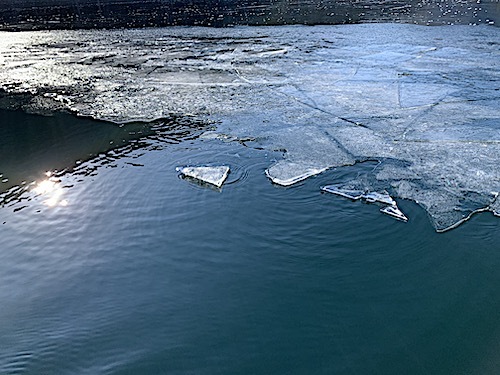輝く氷の然別湖