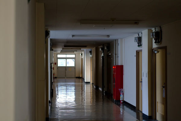 薄暗い学校の廊下