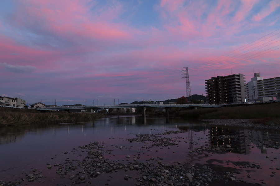 21-11-12紅葉橋上空ピンク