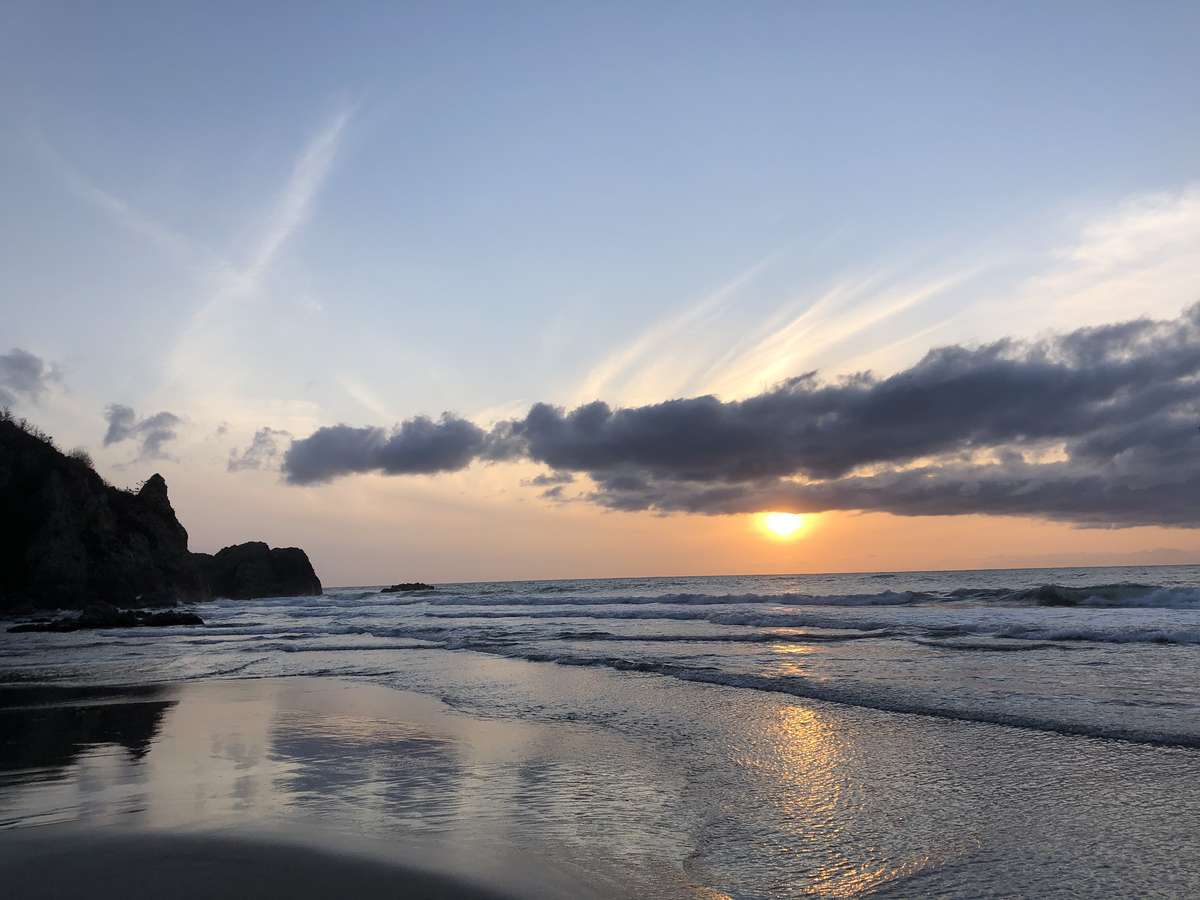 クロスした雲が発生した夕空