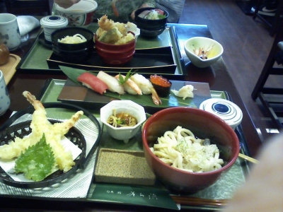 ぐーママは寿司膳(冷天ぷらうどん、茶碗蒸し、にぎり寿司、キノコのナントカ、お漬物)