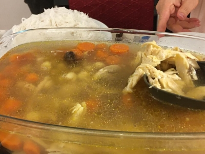 スープには鶏肉と銀杏のような木の実が入っていた。