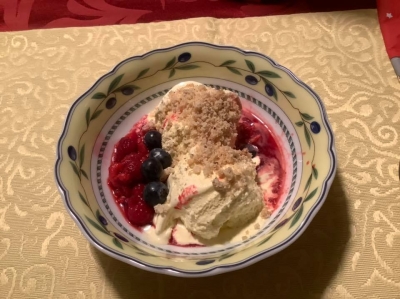 デザートは手要らずにアイスクリームにブルーベリーと庭で採れたラズベリーをのせたもの。