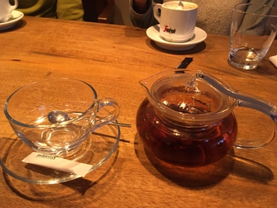 食後に飲んだウイグルのお茶は4、70ユーロとお高めだったが、まあ、普通の紅茶だった。