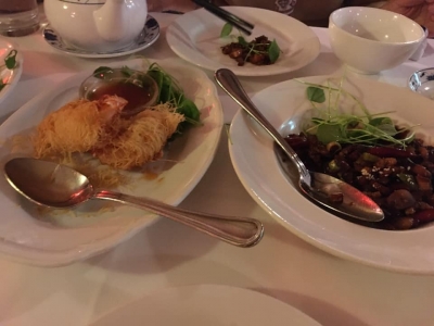 右はイカ？かなんかの炒め物 左は海老の変わりフライ。