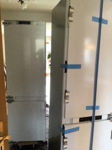 リビングに並ぶ二台の新旧の冷蔵庫。