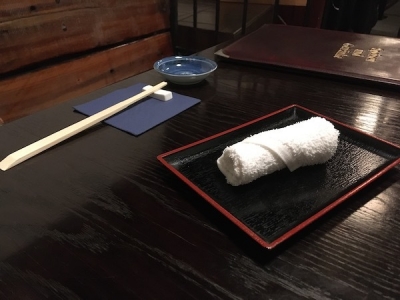 アツアツのおしぼりが出るなんて 本格的日本のレストランだわー。