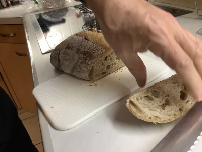 特に底がこのギザギザのパン切り包丁でもうまく切れない