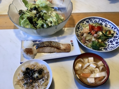 栗ゴハンのお供は野菜炒めと塩鮭、レタスと海苔のサラダ。