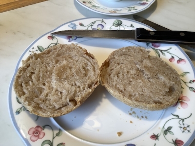 気泡も普通のパンより少ないといふか みっちりしています。