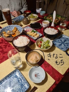 末っ子はきな粉餅まで食べました。 だんな君とBN君は日本酒。