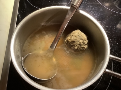 鍋に水とインスタントブイヨンをいれ、 ￼煮立ったところに￼ Leberknödelを入れて しばらく煮るだけ。