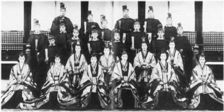 450px-Imperial_families_gathered_in_Kyoto_Imperial_Palece.png