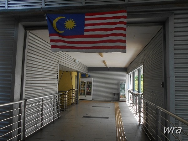 駅コンコースのマレーシア国旗