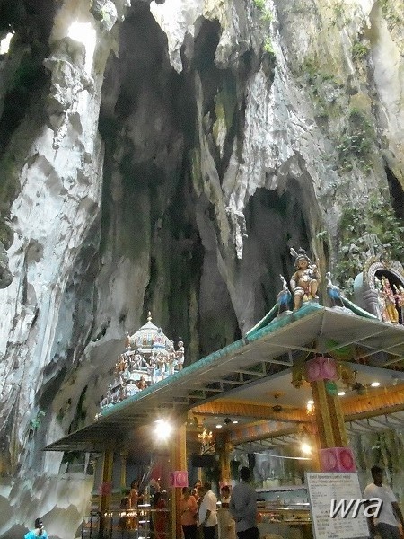 マレーシア観光の定番バトゥ洞窟