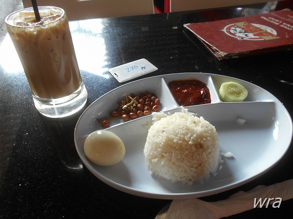 マレーシアで朝食にナシレマを食べる