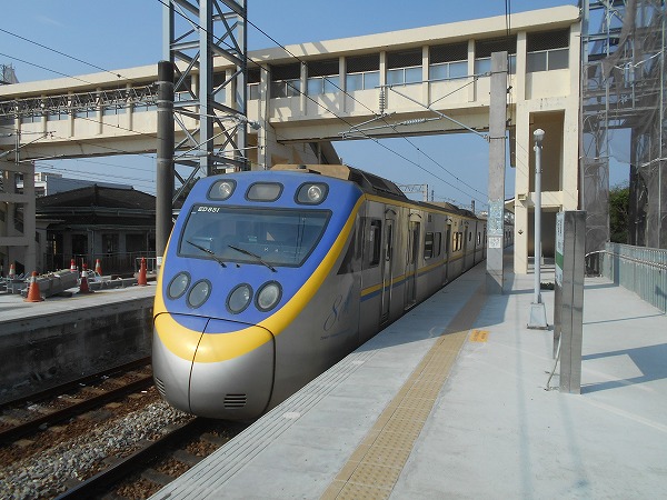 台鐵EMU800型區間車停車南靖站